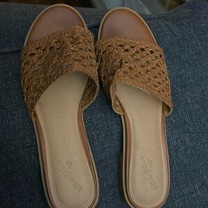 Universal threads brown flat woven sandals barely worn!